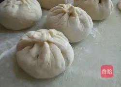 Illustration of how to make leek and egg buns 7