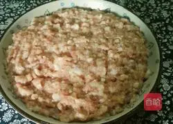 Illustration of how to make steamed meat cakes 11