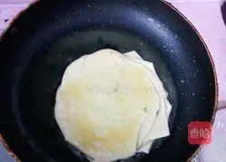 Illustration of how to make scallion pancakes 7