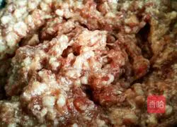 Illustration of how to make pork and cabbage dumpling stuffing 11