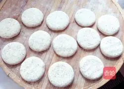 Illustration of making bean dregs white flour sugar cake 1