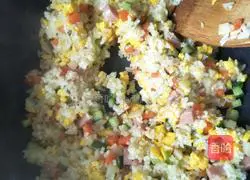 Illustration of how to make egg fried rice (colorful egg fried rice) 8