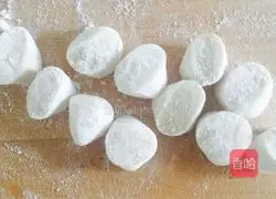 Illustration of how to make lace dumplings 3