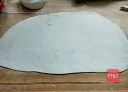 Illustration of how to make green onion layer cake 5