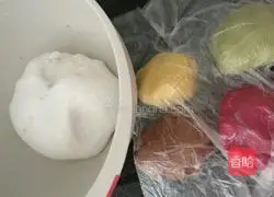 Illustration of how to make colorful glutinous rice balls 1