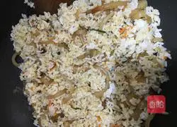 Illustration of how to make fried rice wrapped in egg pancakes 5