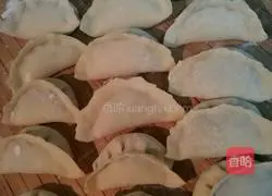 Illustration of how to make beef and parsley dumplings 9