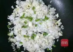 Illustration of how to make onion and egg fried rice 7