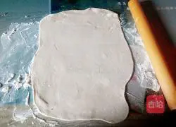 Illustration of how to roll dumpling wrappers 6