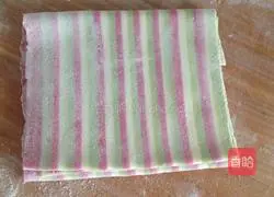 Illustration of how to make rainbow noodles 14