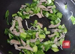 Illustration of how to make fried noodles with shredded pork and vegetables 11