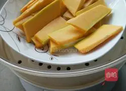 Illustration of how to make pumpkin steamed buns 1