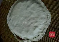 Illustration of how to make onion and egg pie 7