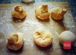 Illustration of how to make pumpkin steamed buns 7