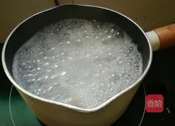 Illustration of how to make spicy crayfish flavored snail noodles 5