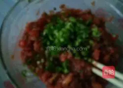 Illustration of how to make tomato and beef buns 7