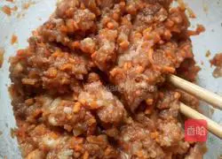 Illustration of how to make fresh meat wontons 2