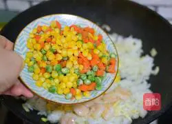 Illustration of how to make colorful fried rice with shrimps 8