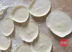 Illustration of how to make lace dumplings (leek and egg filling) 9