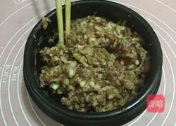 Illustration of how to make mushroom and pork dumplings 2