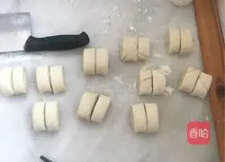 Illustration of how to make spiced flower rolls 7