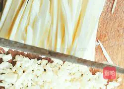 Illustration of how to make pan-fried wild rice dumplings and fresh meat dumplings 3