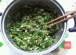 Illustration of how to make steamed buns stuffed with onion and pork stuffing 3