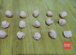 Illustration of how to make plum blossom steamed buns 6