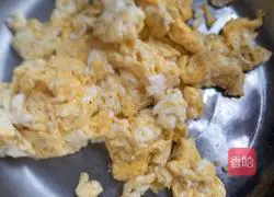 Illustration of how to make fried rice with green onions and eggs 2