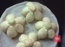 Illustration of how to make flower steamed buns 8