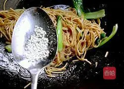 Illustration of how to make vegetarian fried noodles 13