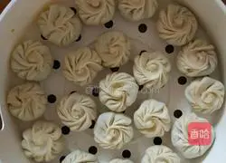 New ways to eat dumpling wrappers.Illustration of how to make small buns with dumpling wrappers 4