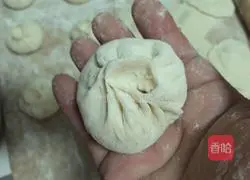 Illustration of how to make mutton and mushroom stuffed buns 16