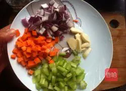 Illustration of how to make vegetarian fried steamed buns 2