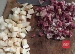 Illustration of how to make ham and potato braised rice 1