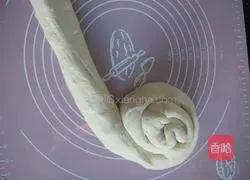 Illustration of how to make steamed scallion pancakes with knife 10 