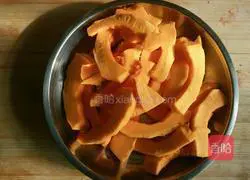 Illustration of how to make two-color milk-flavored pumpkin steamed buns 1