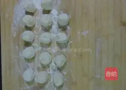 Illustration of making mushroom and beef stuffed buns 10