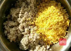 Illustration of how to make Yuhuang mushroom, leek and egg dumplings 2