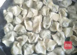 Illustration of how to make pork and fennel stuffed dumplings 7