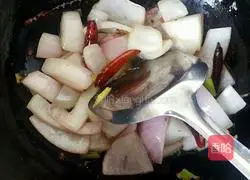 Illustration of how to make Erjiezi vegetarian fried noodles 8