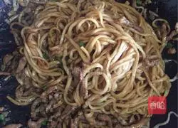 Illustration of how to make fried noodles with shredded pork 9