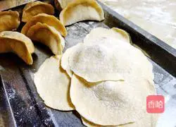 Illustration of how to make cabbage and egg stuffed dumplings 9