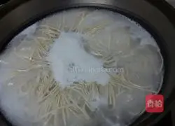 Illustration of how to make fried noodles with cabbage and shredded pork 1