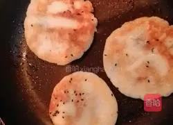 Illustration of how to make sweet potato, glutinous rice and bean paste pancakes 12