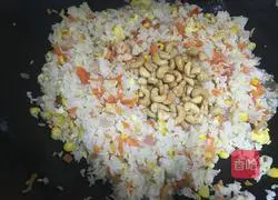 Recipe for fried rice with carrots, corn, shrimps Illustration 10