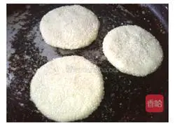 Illustration of making hollow sesame cake 11