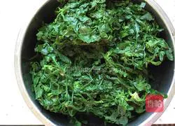 Illustration of how to make mushroom and shepherd's purse dumplings 3