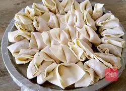 Illustration of how to make shrimp wontons 7