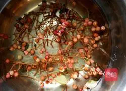 Illustration of how to make pork and celery stuffed dumplings 3